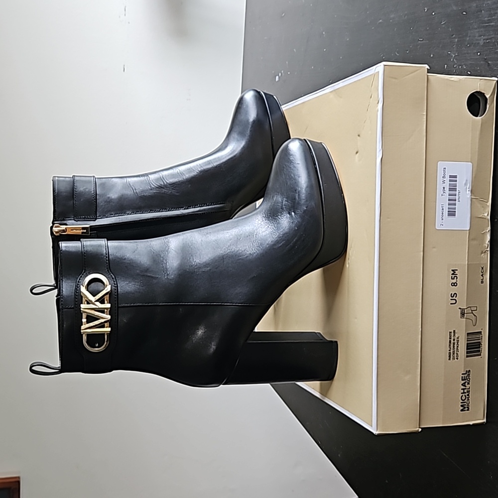 Michael Kors gorgeous boots. Size 8.5